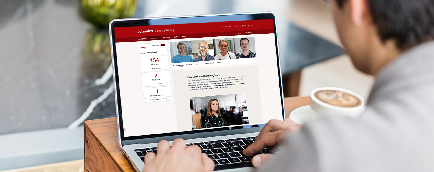 Man in front of a computer surfing the jobindex website