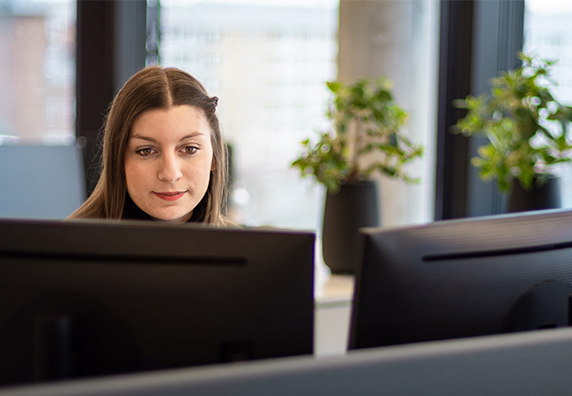 Billede af kollega der sidder ved computer