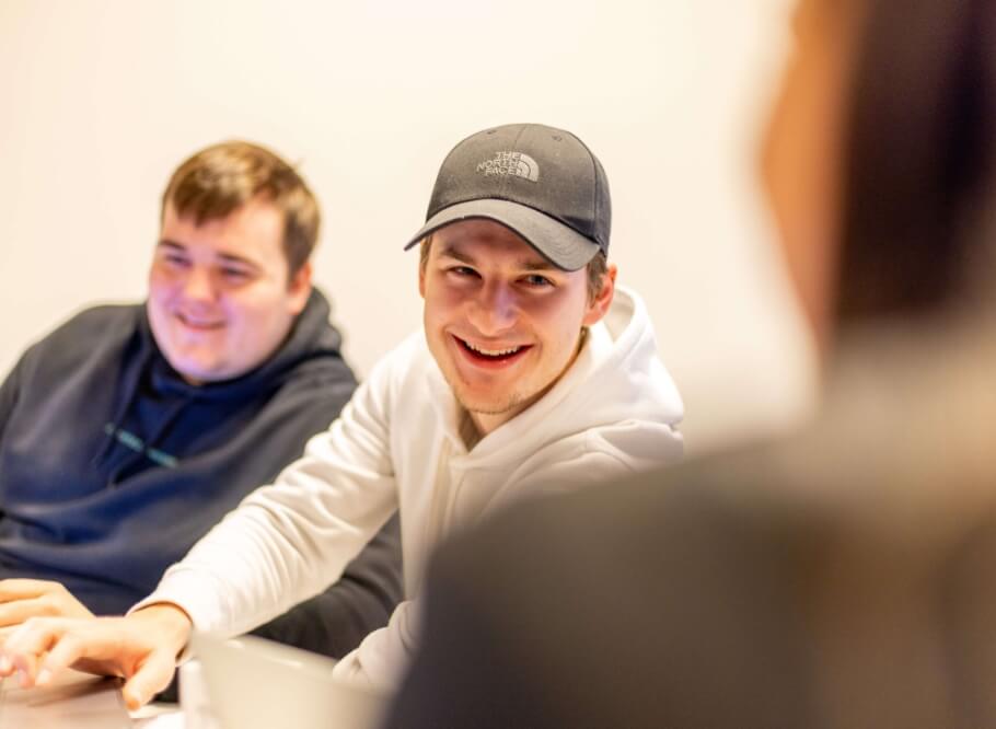 Smilende Alexander med kasket på
