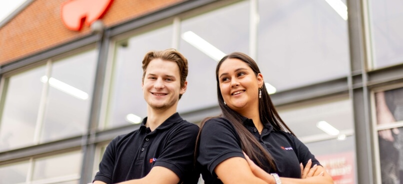 Alexander og Sissel står foran Würth butik