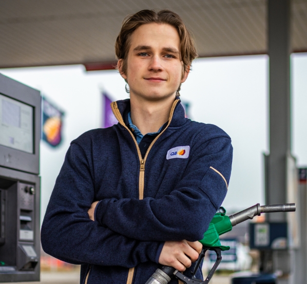 Mikkel udenfor med benzinpistol i hånden