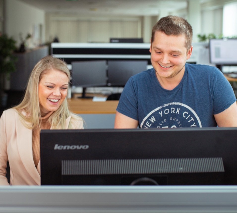 Cathrine og Rune foran computeren