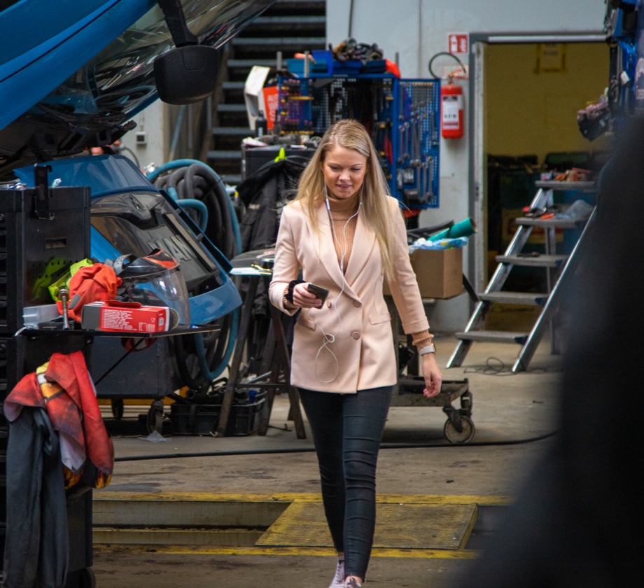 Cathrine på MANs værksted