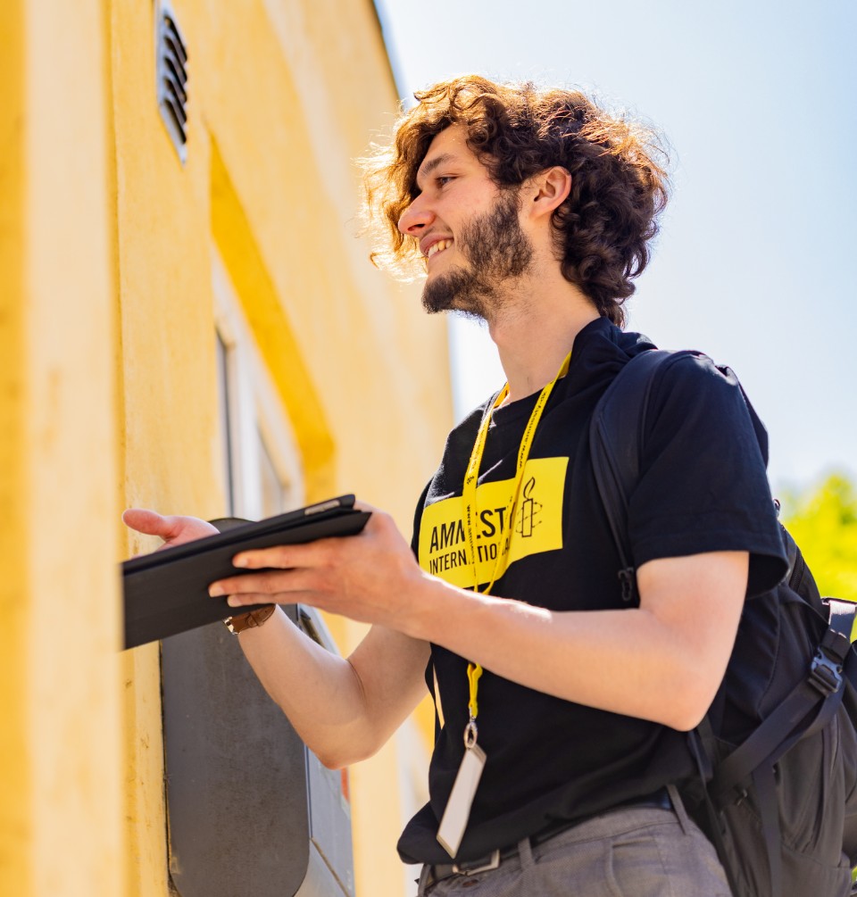 Medabrejder ude på gaden og arbejde som facer for Amnesty International