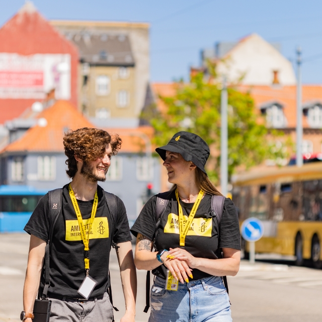 To Amnesty International kollegaer går sammen på gaden