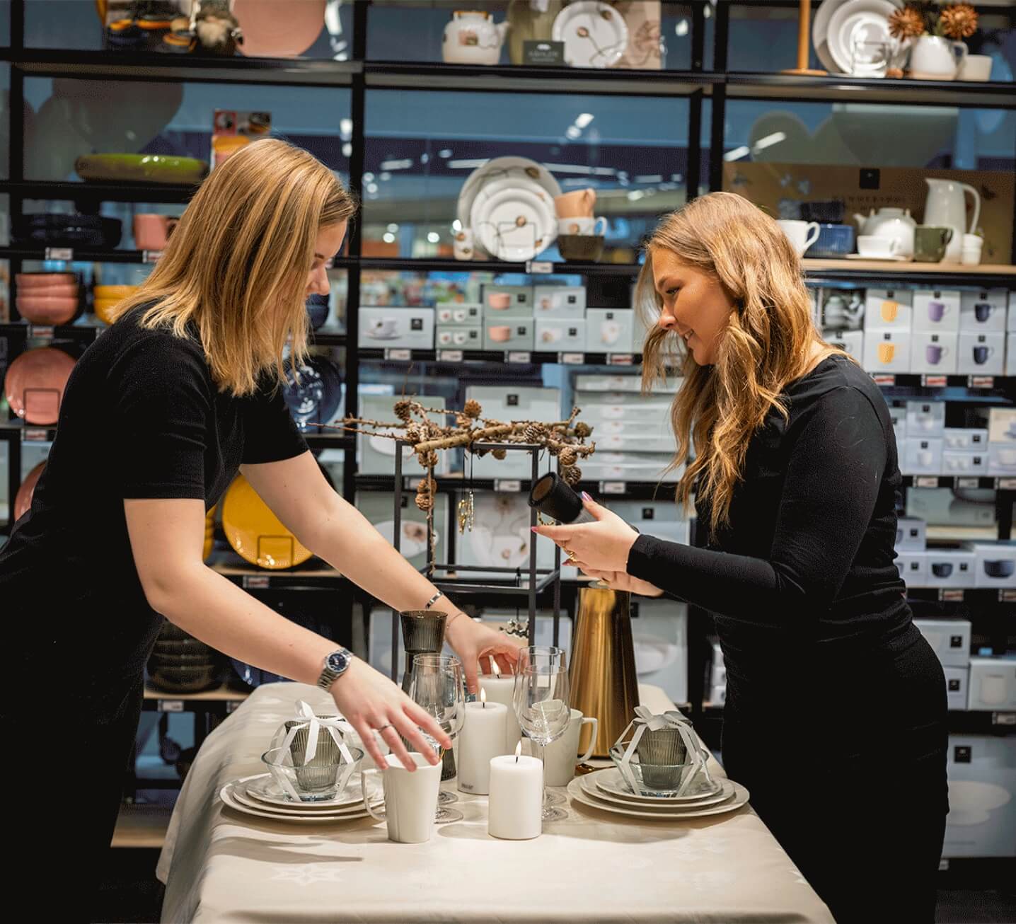 Emma og Malene der justerer bordpynt