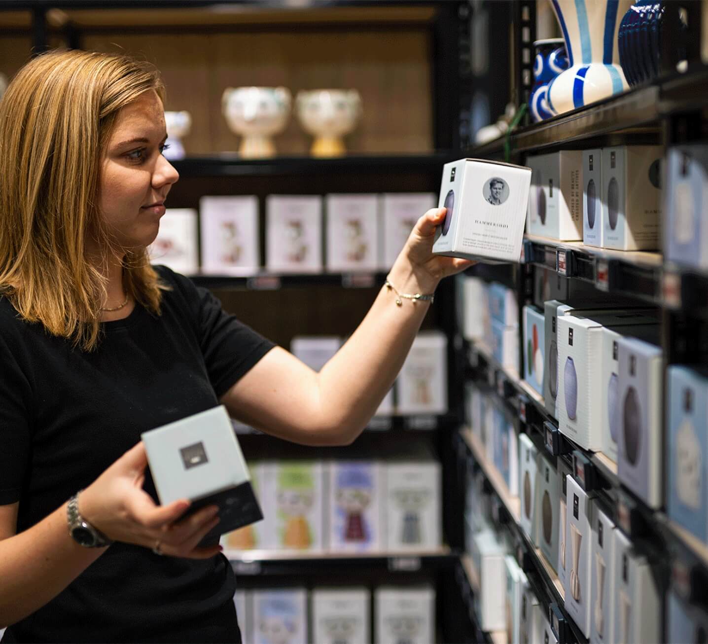 Emma der sætter varer tilbage på hylde