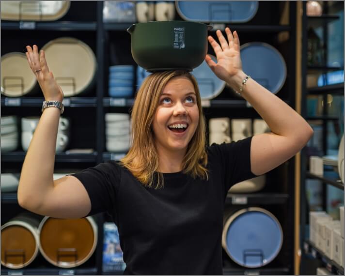 Malene jonglere en skål på hovedet