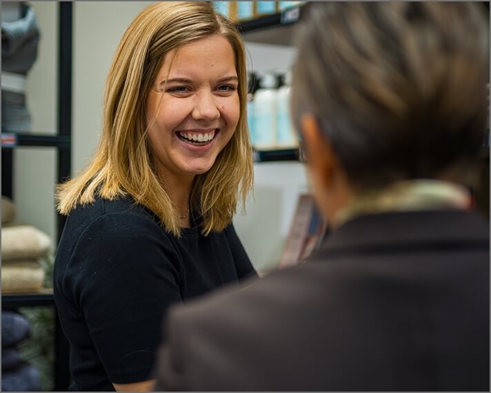Malene smiler til kunde