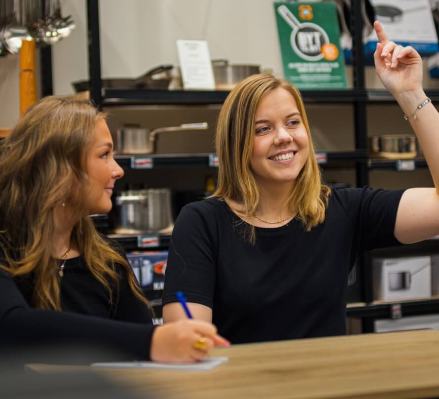 Malene og Emma sidder til undervisning