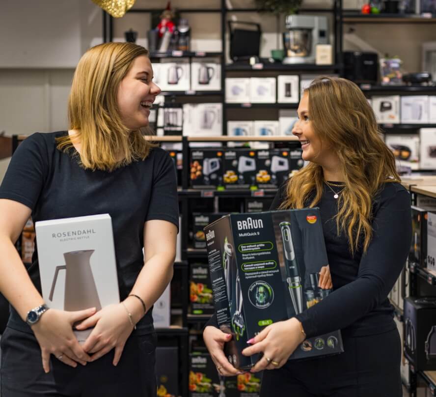 Malene og Emma sætter varer på plads i butik