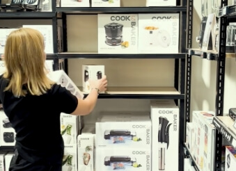 IMAGE BUTTON - Malene ligger varer på hylde