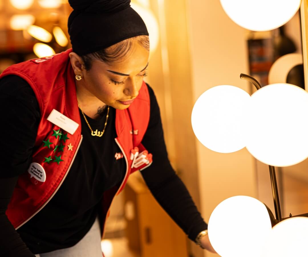 Rawan der fylder varer på hylde i BAUHAUS