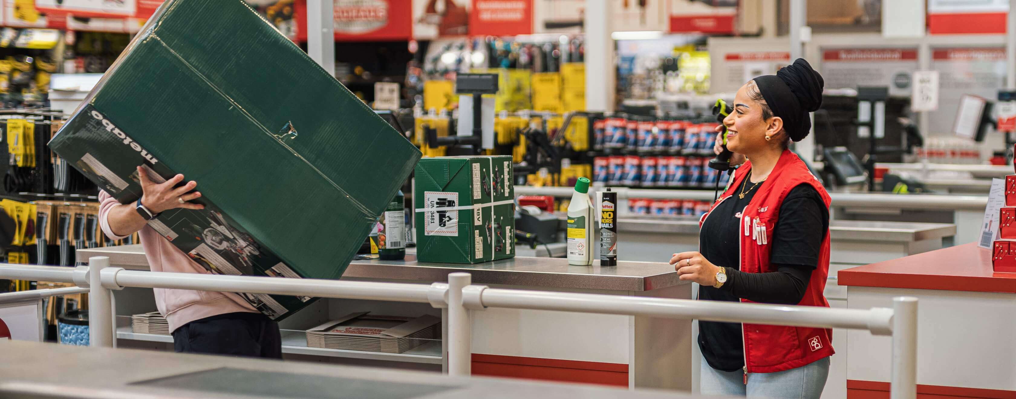 Rawan der skal scanne en stor varer ved kassen