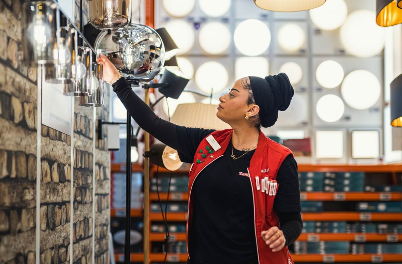 Rawan der fylder varer på hylde i BAUHAUS
