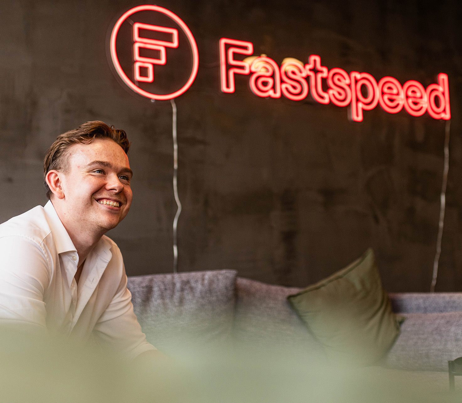 Tobias under Fastspeed skilt