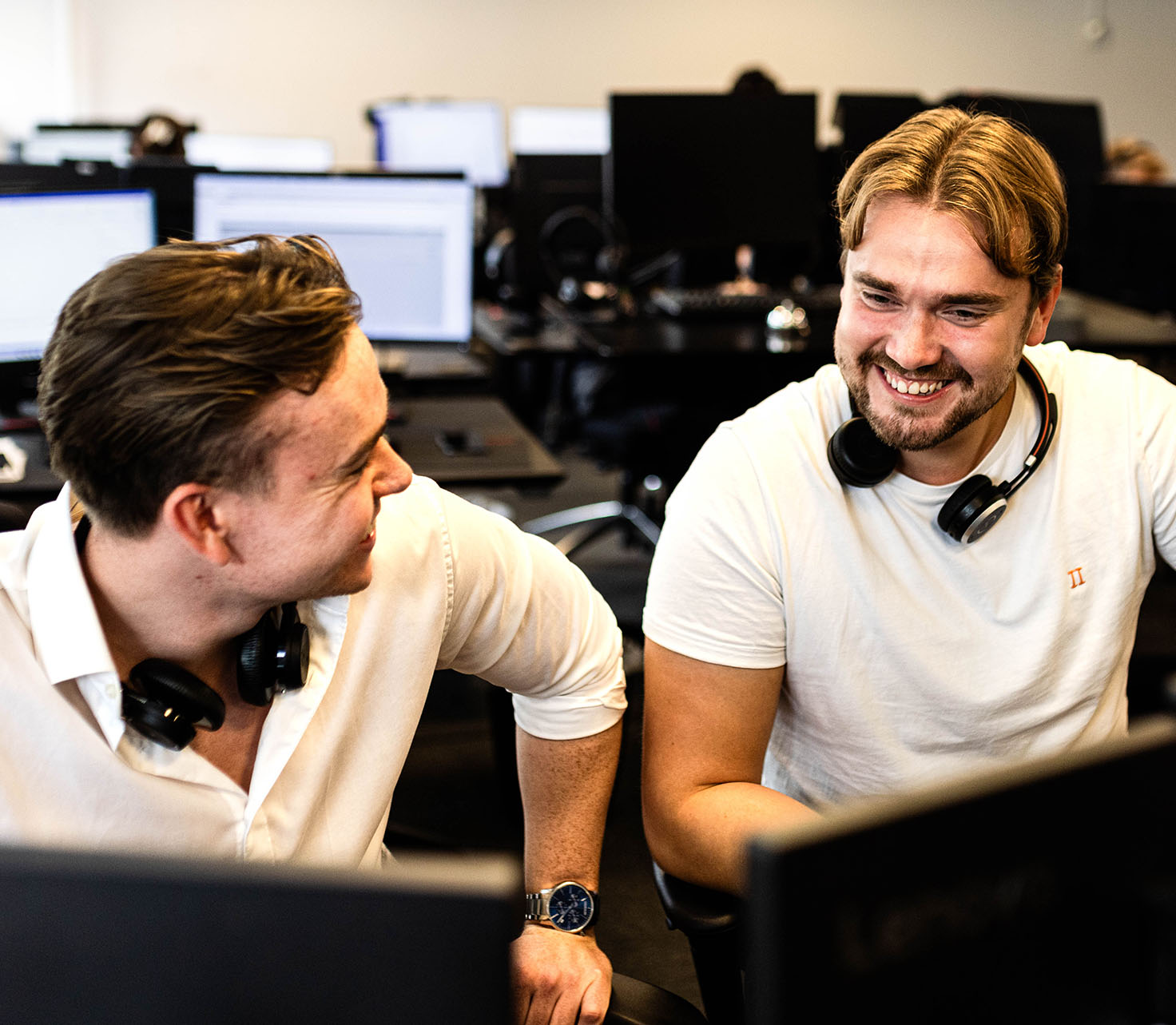 Tobias sammen med en kollega