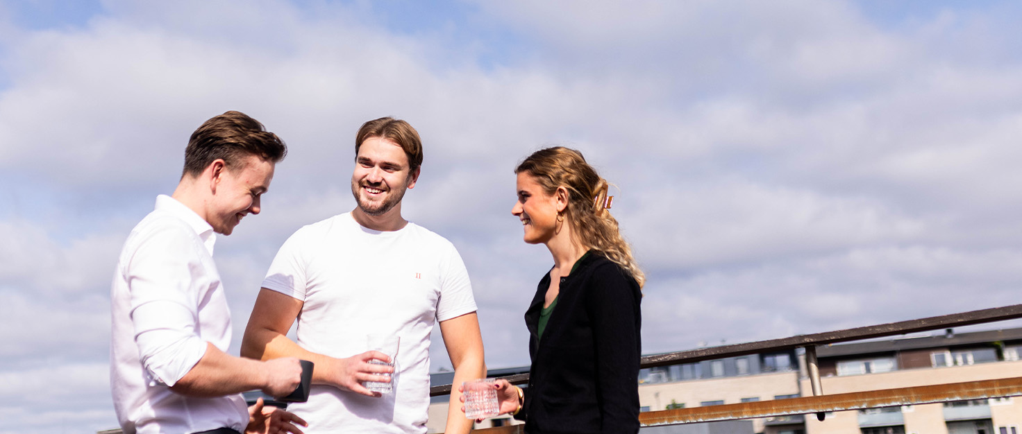 Kolleger på tagterrasse