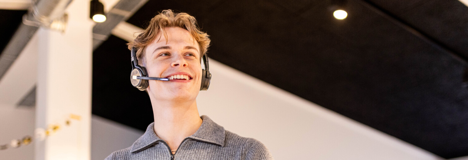 Fundraiser fra Unicef er i opkald over headset