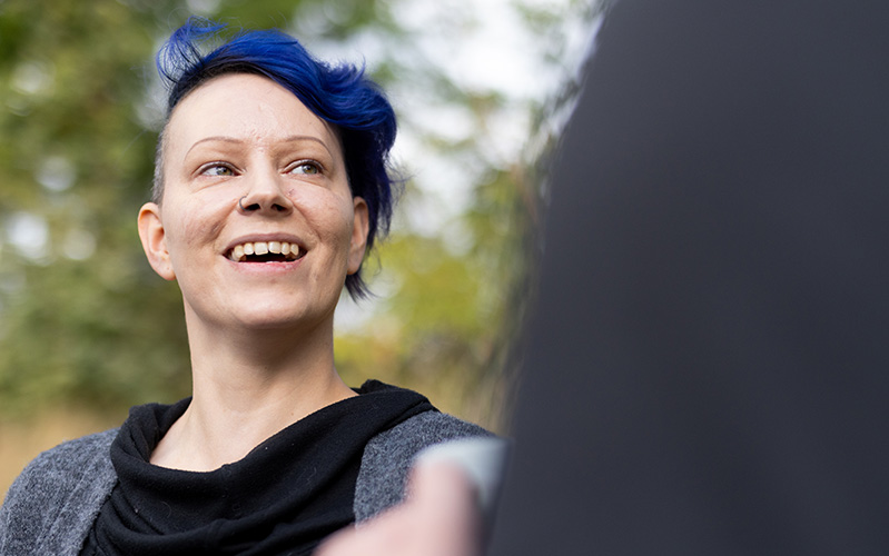 kollega der er udendørs, som kigger til venstre