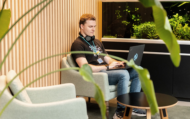 kollega sidder i sofa med bærbar computer