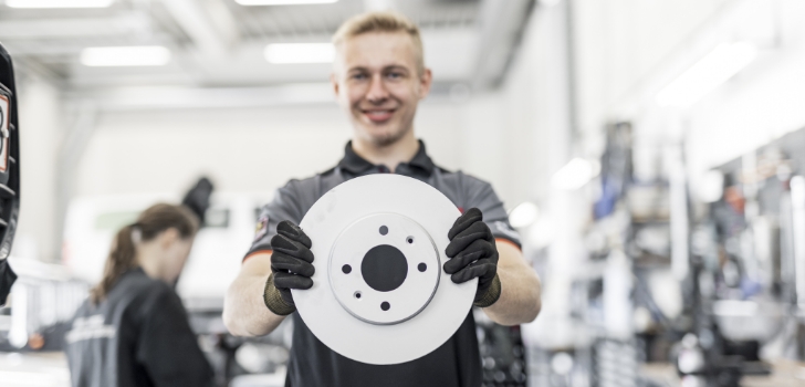 Super Dæk Service medarbejder