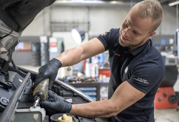 Super Dæk Service mekaniker arbejder på bil