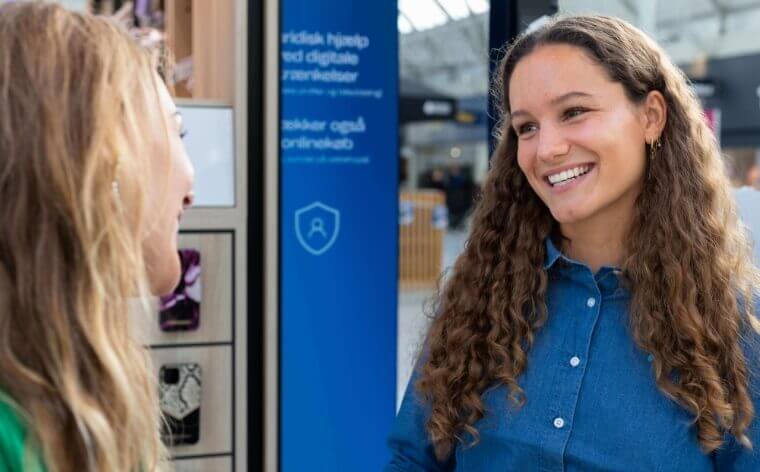 Medarbejder smiler til kunde