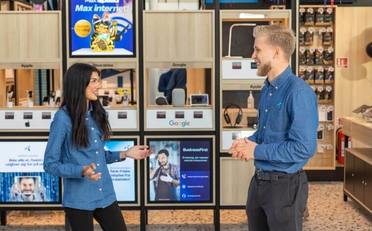 Bharti og Andreas taler sammen foran telenor butik