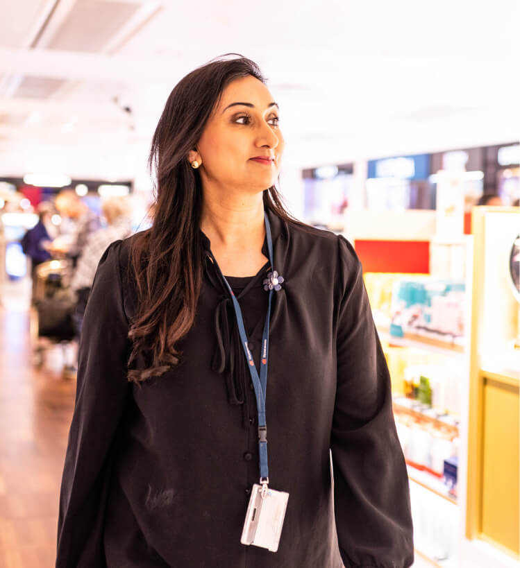 Medarbejder går igennem Tax Free shoppen i Københavns Lufthavn