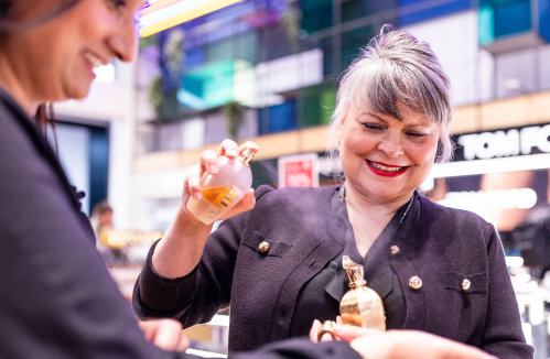 To medarbejdere tester parfumer i Tax Free
