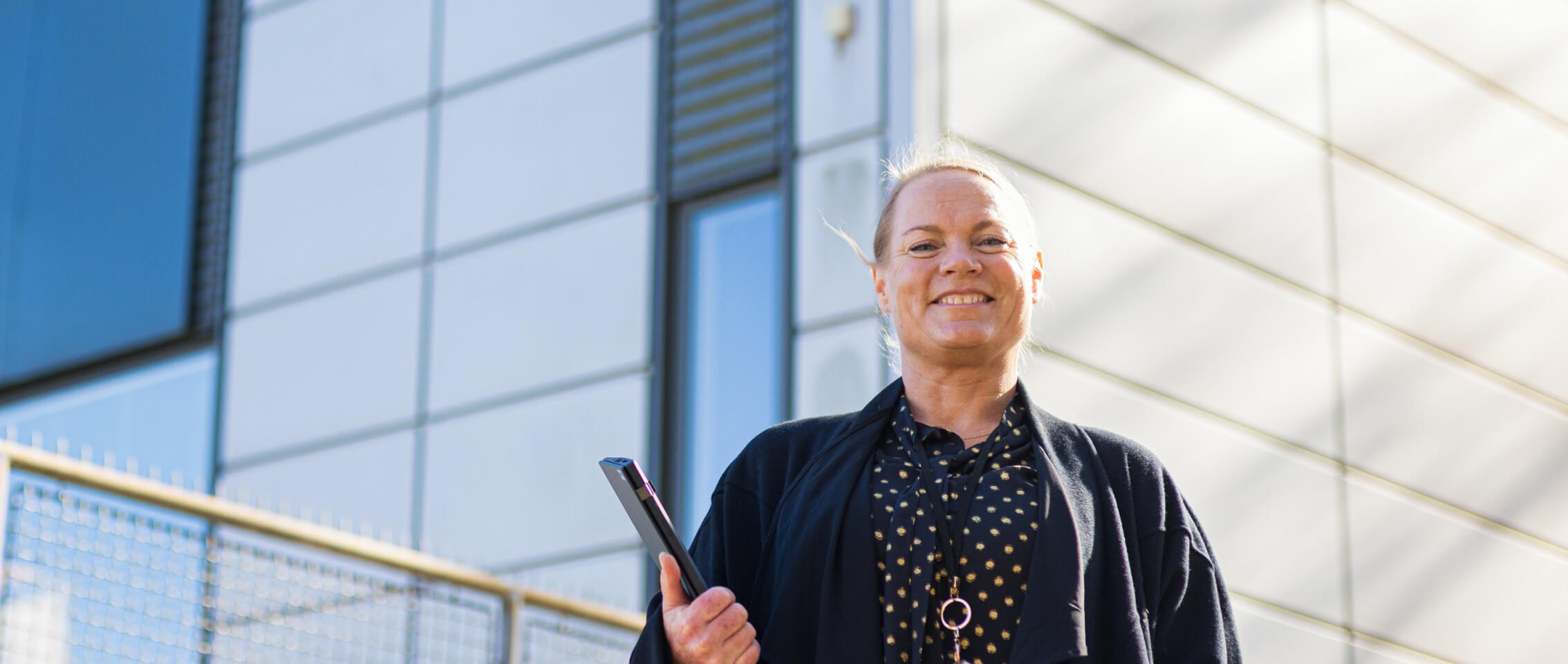 Sandra står stolt foran Xellia bygningen.
