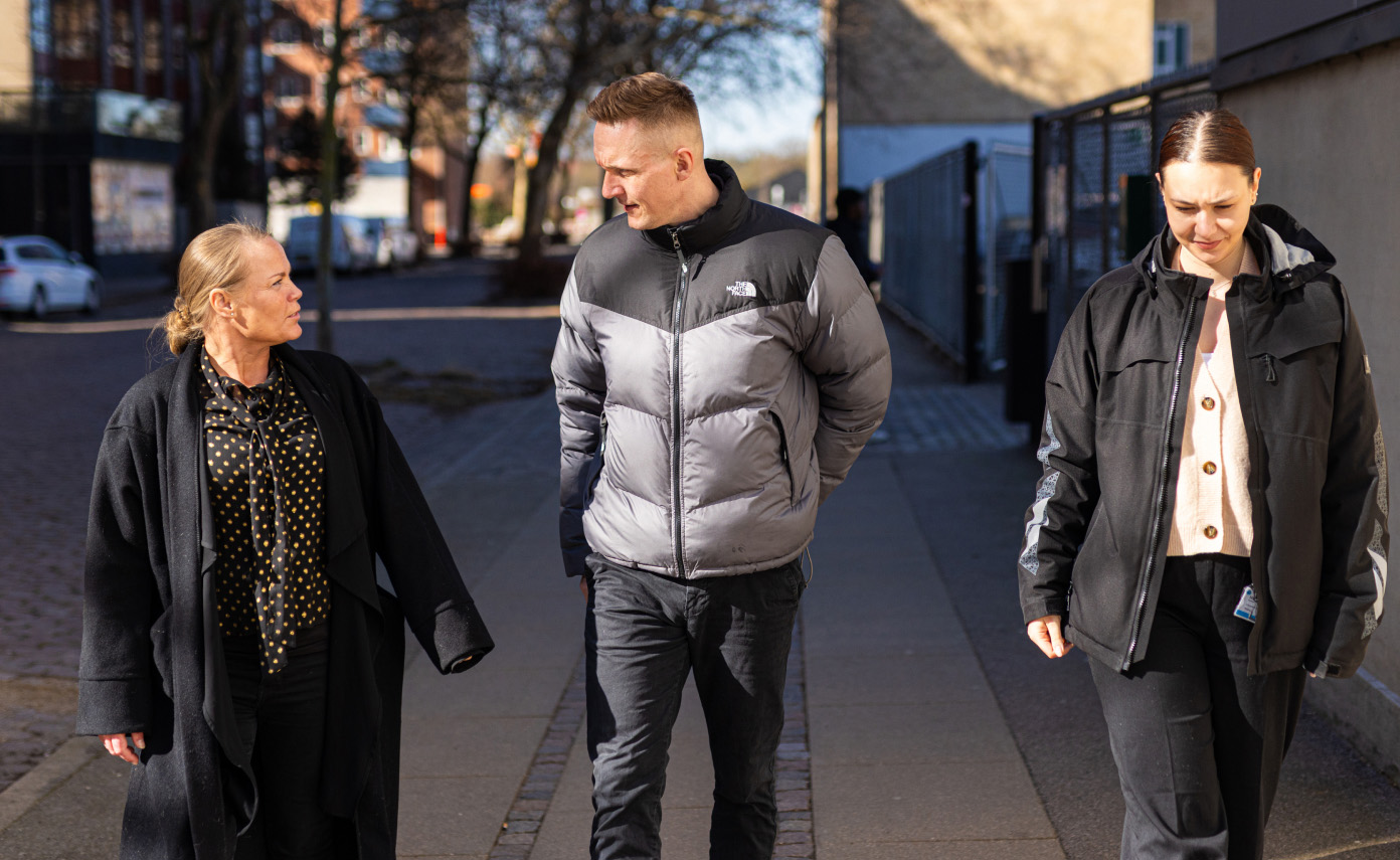 En mand og 2 kvinder går en tur i nærområdet ved Xellia.