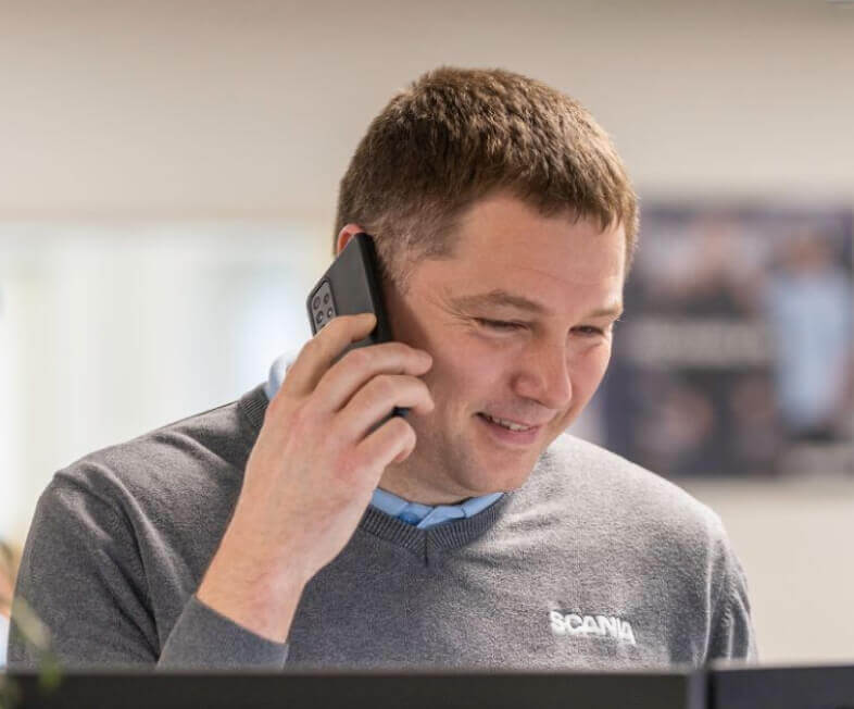 Værkføreren Ronni snakker i telefon mens han smiler