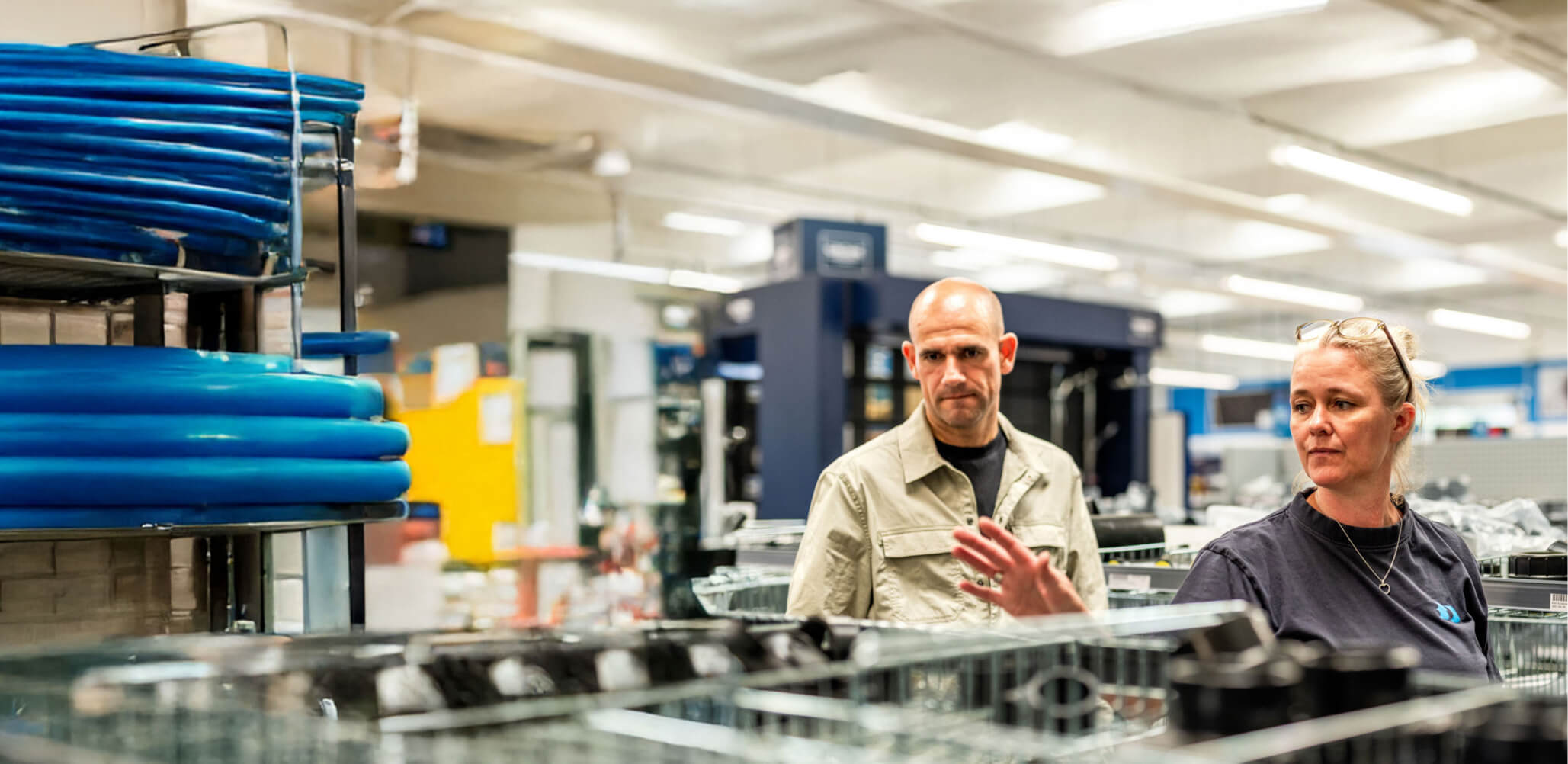 Medarbejder fra Brødrende Dahl viser kunde frem i butik