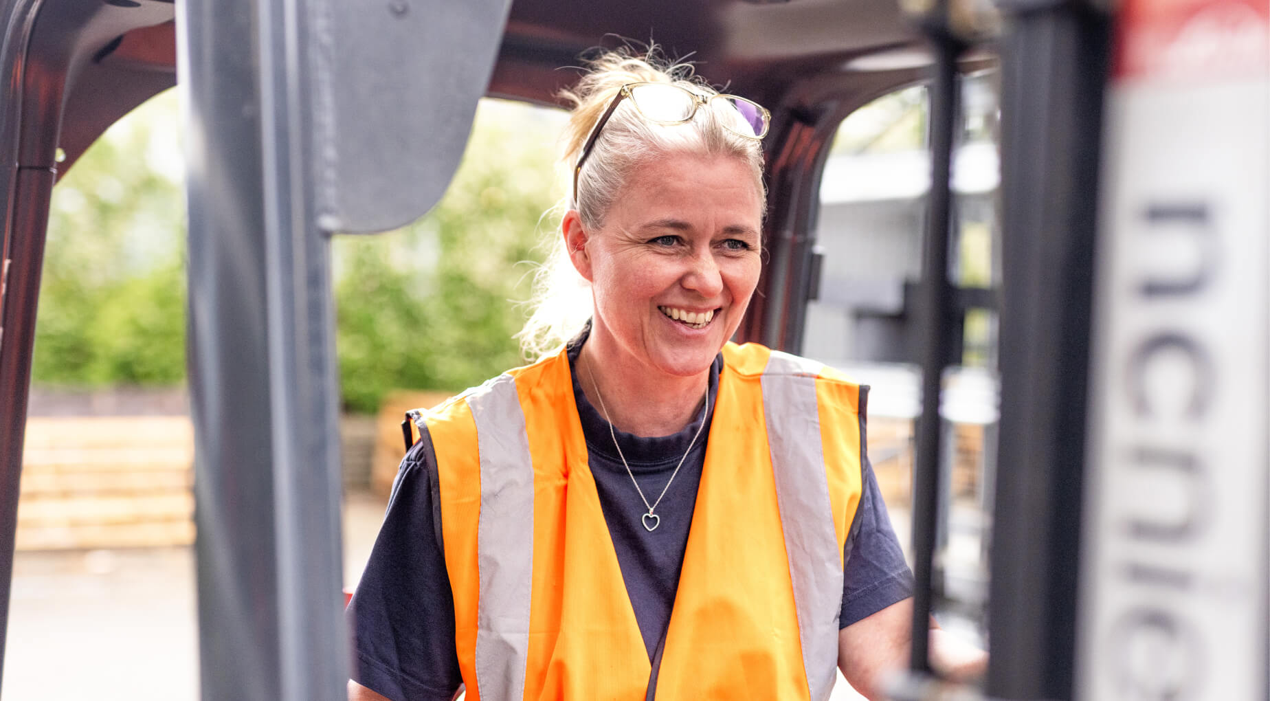 kvindelig medarbejder Brøderne Dahl kører truck