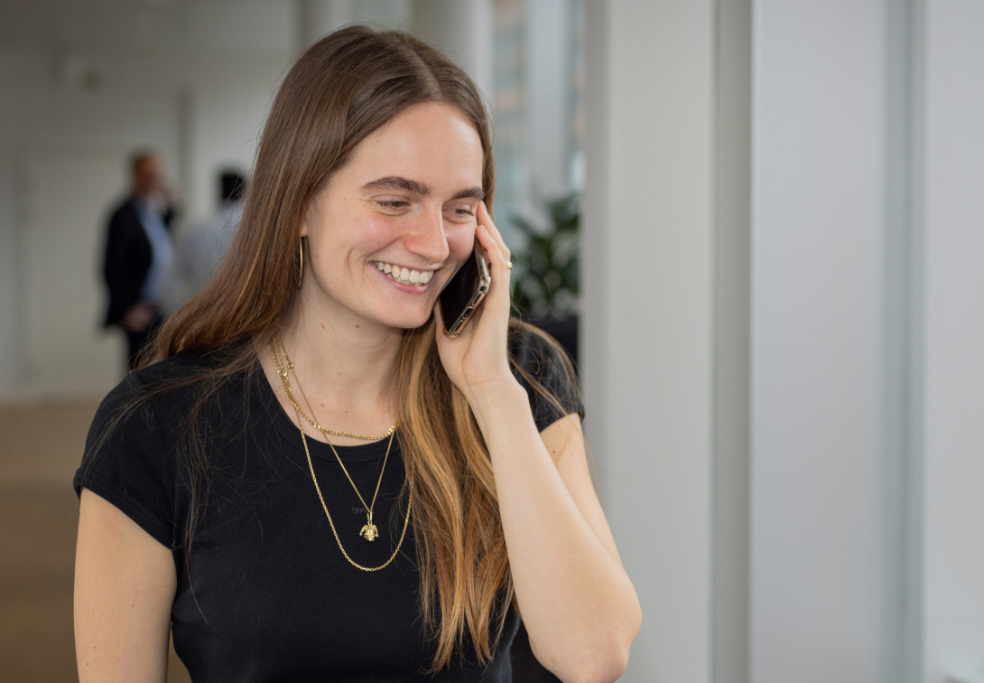 Smilende Amanda snakker i telefon