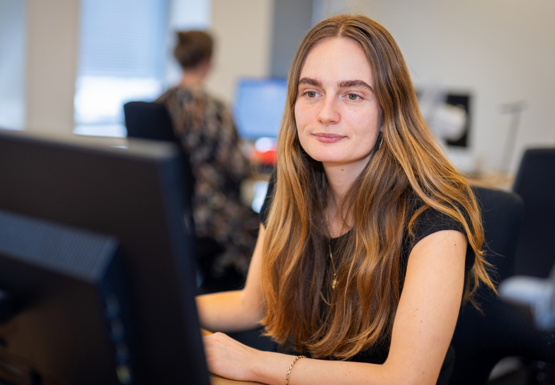 Amanda sidder foran computer