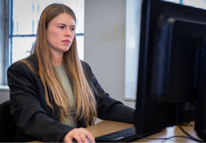 Julie sidder foran computer