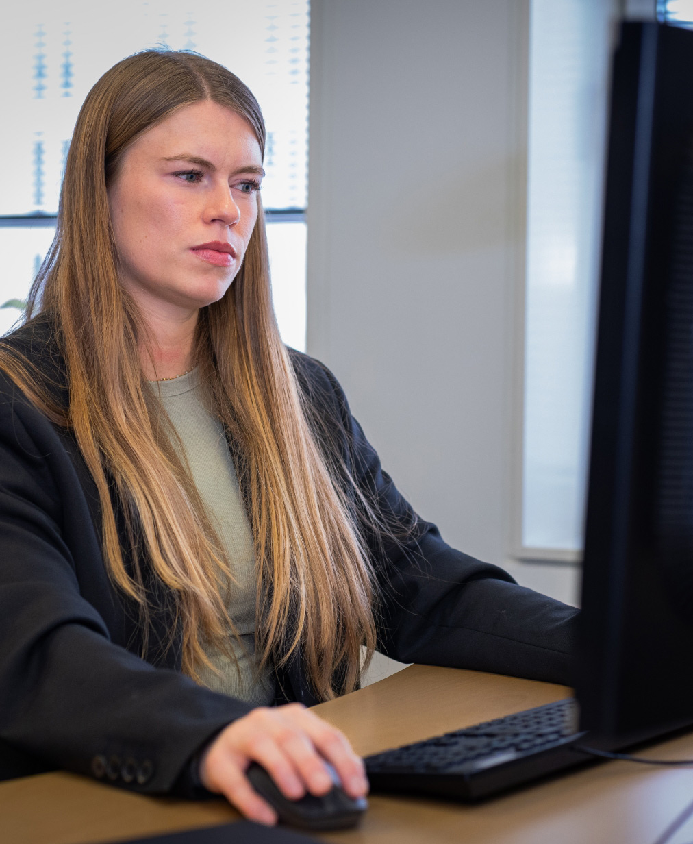 Julie sidder foran computer