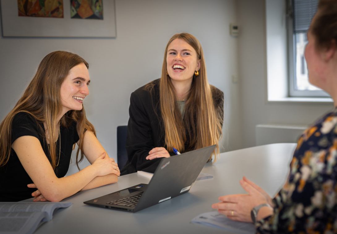 Amanda og Julie med kollega