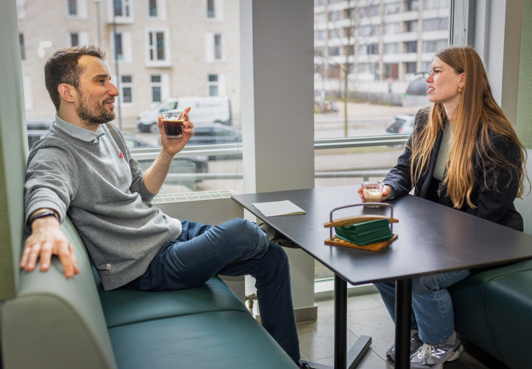Julie drikker kaffe med kollega