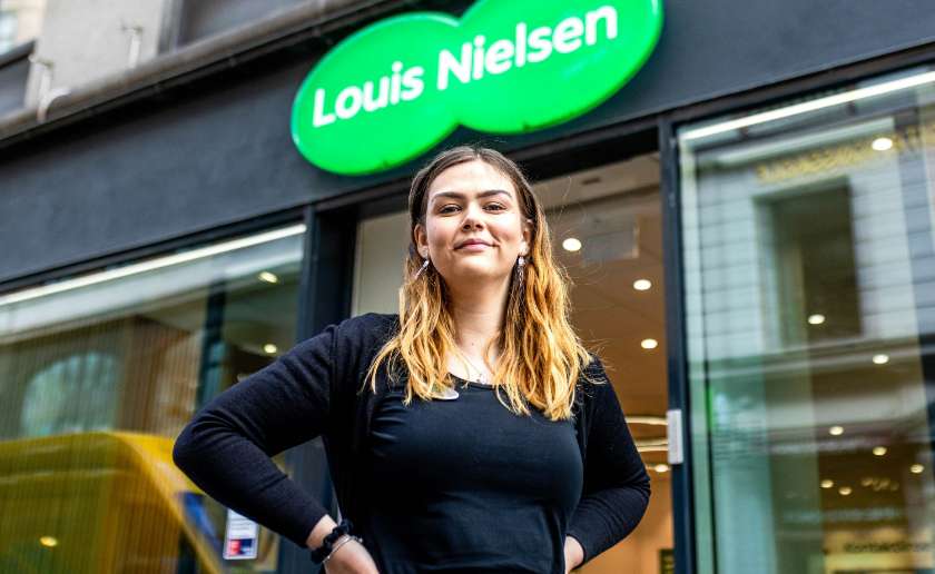 Emilie ude foran Louis Nielsen butik