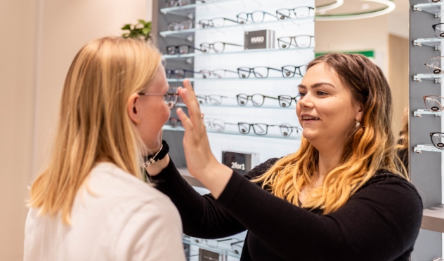 Emilie sidder i sofa og snakker med kollega