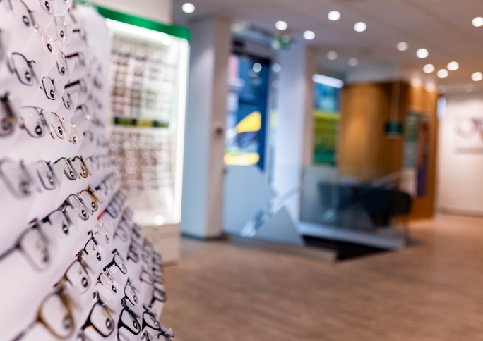 Billede af brillestel i butik