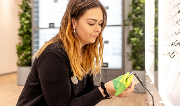 Emilie sidder i sofa og snakker med kollega