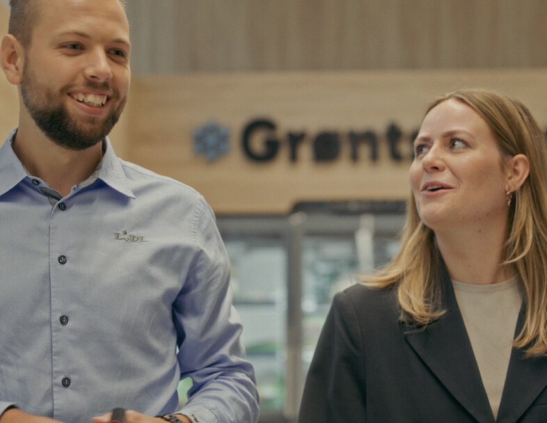 To Lidl-medarbejdere går side om side i en Lidl-butik