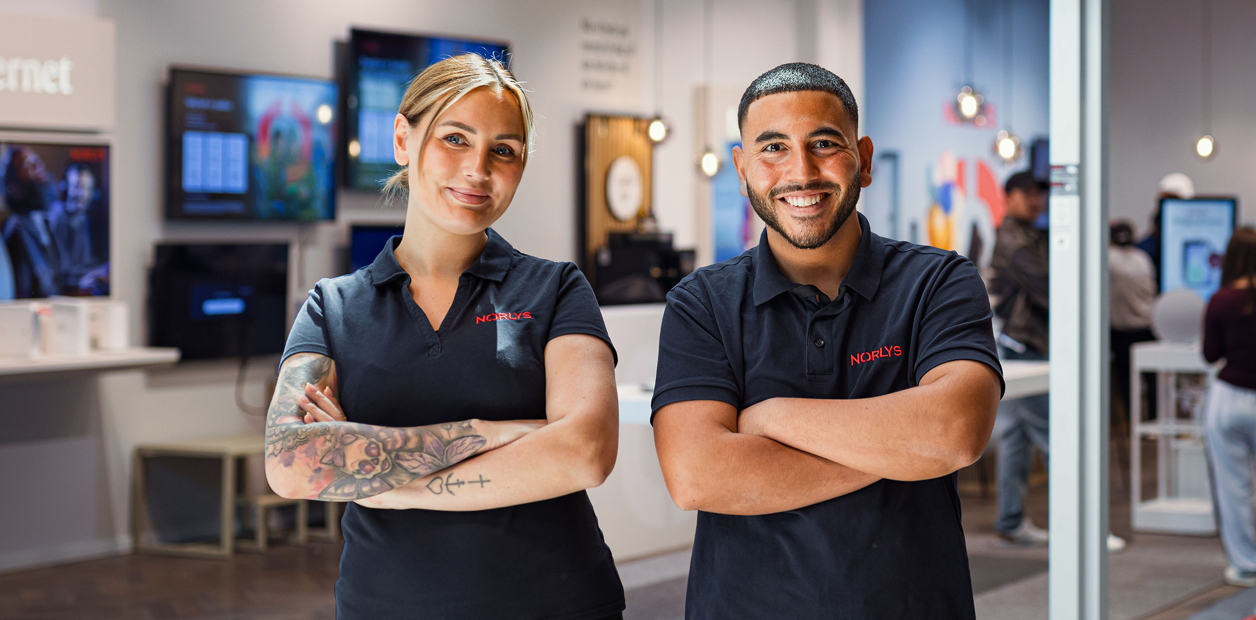 Portræt af Sarah og Laith som står i en NORLYS butik