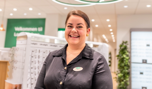 Siv står smilende i Louis Nielsen butik og kigger mod kameraet