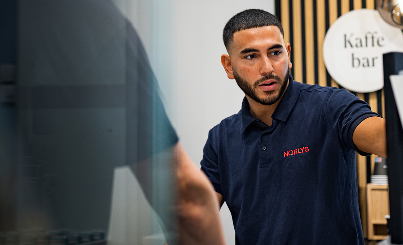 Billede af Laith, der ekspederer en kunde